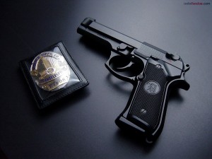 Placa y pistola de Policía de Los Angeles