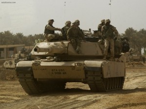 Postal: Soldados sobre un carro de combate