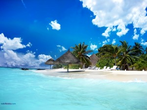 Postal: Playa de arena blanca y agua azul celeste