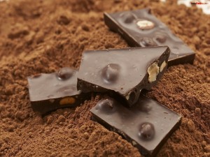 Chocolate con avellanas sobre chocolate en polvo