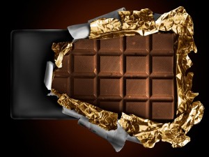 Postal: Abriendo una tableta de chocolate