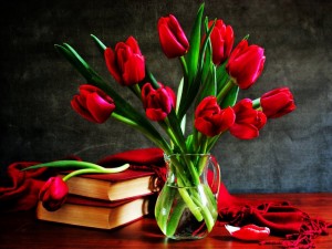 Postal: Tulipanes rosas en una jarra de agua