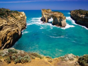 Puerta natural de piedra en aguas azules