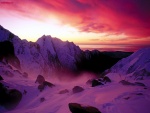 Cielo púrpura en las montañas