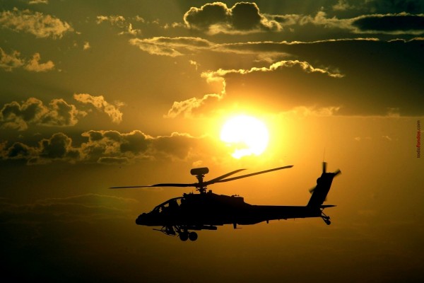 Helicóptero con el sol de fondo
