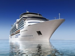 Postal: Barco crucero en aguas cristalinas