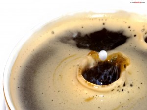 Postal: El efecto de una gota de leche en el café