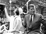 John y Jackie Kennedy en un desfile