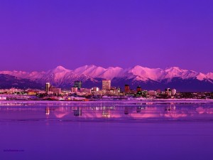 Postal: La ciudad de Anchorage (Alaska) de noche