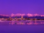 La ciudad de Anchorage (Alaska) de noche