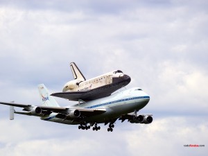 Postal: Transbordador espacial Discovery en su último vuelo sobre un Jumbo 747 de la NASA