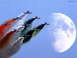 Aviones dibujando la bandera italiana en el cielo