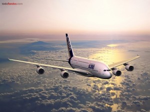 Postal: Airbus A380 sobrevolando las nubes