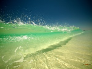 Pequeñas olas de agua cristalina en la playa