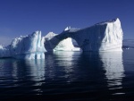 Iceberg con forma de puente