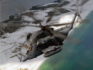 Helicóptero MH-53J sobrevolando el mar