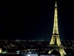 Noche en París junto a la Torre Eiffel