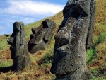 Estátuas Moái cerca del volcán Rano Raraku