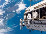 Astronautas trabajando en la estación espacial