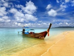 Barca en una playa de Tailandia