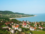 Pequeña ciudad en el lago Balaton (Hungría)
