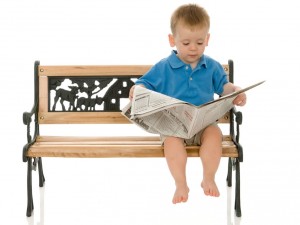Postal: Niño leyendo el periódico