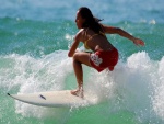 Mujer surfeando