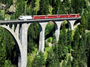 Tren pasando por un puente muy alto en Wiesen, Suiza