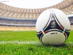Balón oficial de la Eurocopa 2012 (Tango/12) sobre el césped