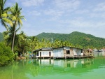 Casas flotantes en la bahía de Bang Bao (Isla de Ko Chang, Tailandia)