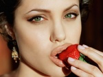 Angelina Jolie mordiendo una fresa