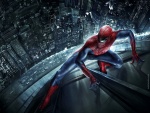 Spider-Man escalando un rascacielos