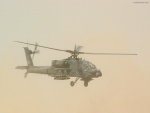Helicóptero de combate en el cielo del desierto