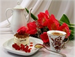 Desayuno romántico con café, tarta y flores
