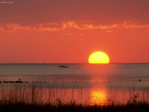 Postal: El Sol sobre el horizonte del mar