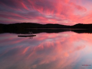 Postal: Cielo rojo sobre un lago