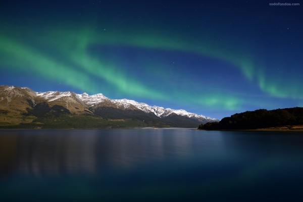 Aurora boreal sobre el lago Wakatipu (Nueva Zelanda)