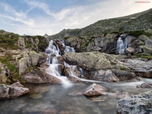 Postal: Una cascada cerca de los Pirineos franceses