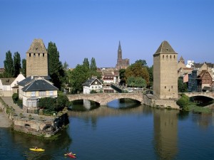 Postal: Puente de piedra en Alsacia (Estrasburgo, Francia)