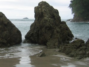 Postal: Grandes rocas en la playa