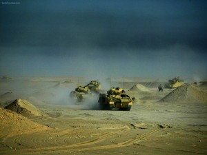 Postal: Tanques haciendo maniobras en el desierto