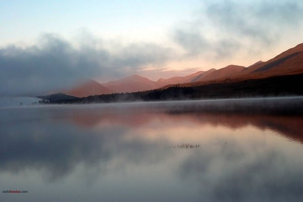 Neblina sobre el lago