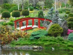Puente rojo en un jardín japonés
