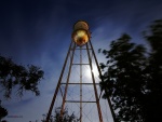 Torre de agua vista de noche