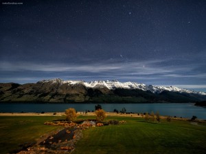 Postal: Lago Wakatipu bajo una noche estrellada (Nueva Zelanda)