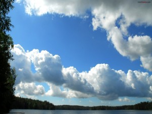 Postal: Nubes algodonosas en un cielo azul