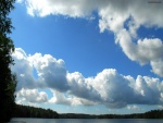 Nubes algodonosas en un cielo azul