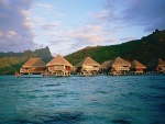 Cabañas sobre el mar en la Polinesia