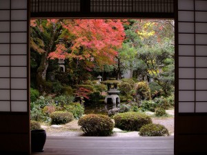 Vistas al jardín desde una clásica casa japonesa