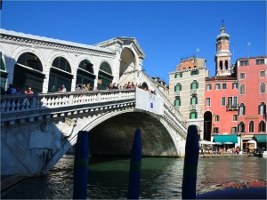 Postal: Puente de Rialto, que cruza el Gran Canal de Venecia (Italia)